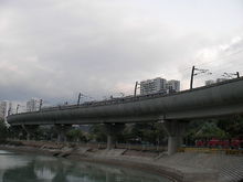 一列正在高架桥上行驶的马鞍山线列车