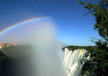 瀑布水雾折射月光形成的月虹。